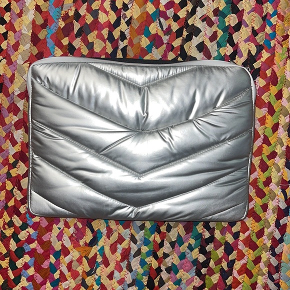 CARAA x ATHLETA Quilted SILVER Techie Tablet Device Travel Zip Pouch Case Clutch - Picture 2 of 7